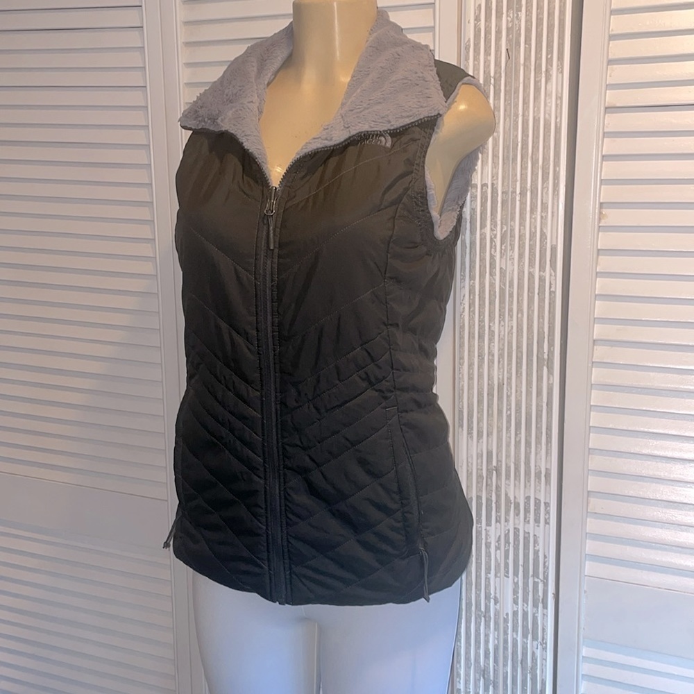 THE NORTH FACE MOSSBUD INSULATED REVERSIBLE VEST WOMEN'S -ASPHALT GREY/MID GREY - Picture 6 of 10